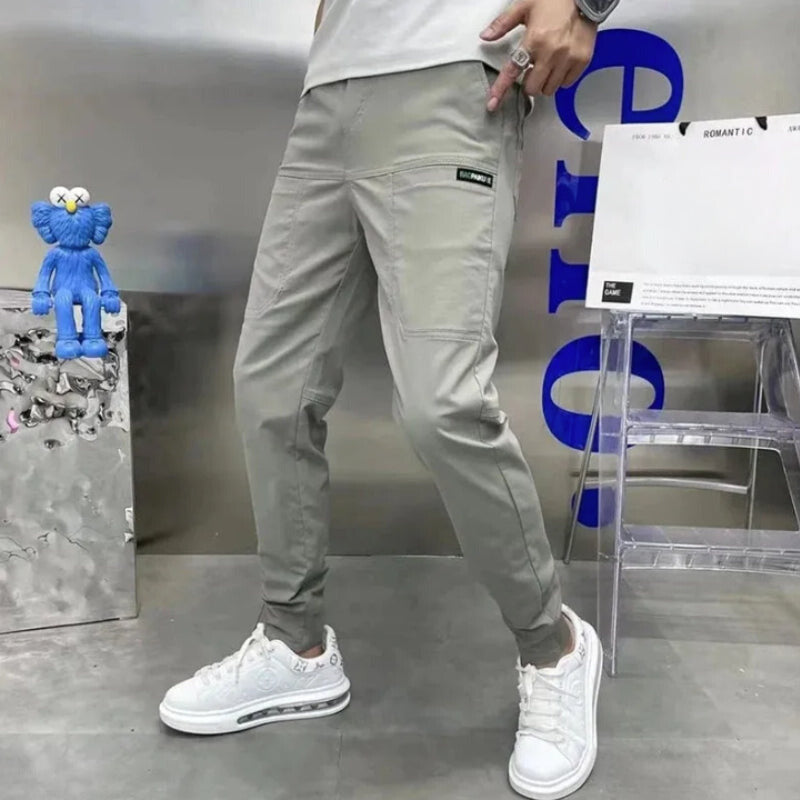 Pantalón cargo cómodo con gran capacidad de almacenamiento